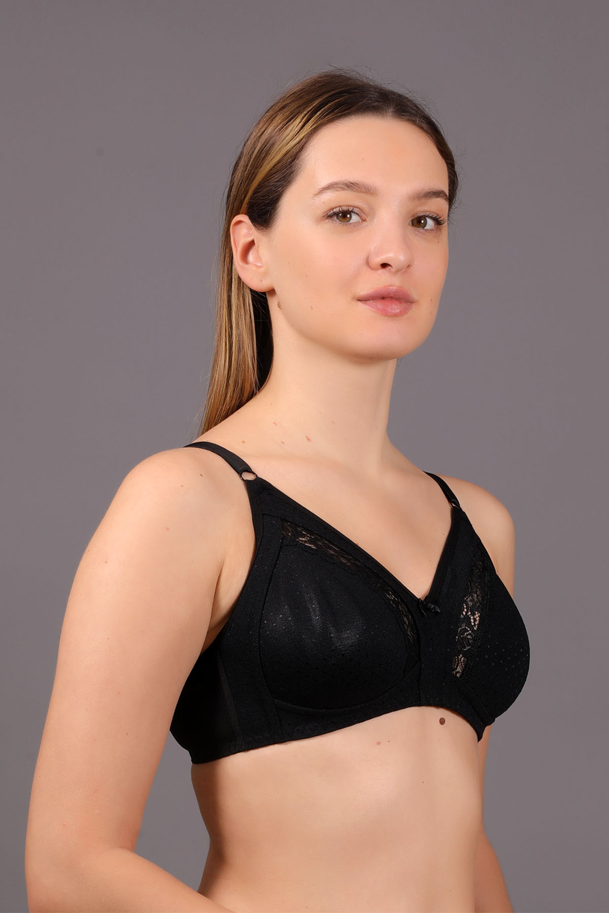 Model Tanımı: Kadın Desteksiz B Cup Sütyen

