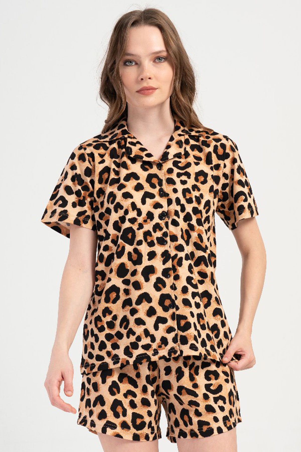 Pamuklu Kadın Büyük Beden Yaka Tamamı Düğmeli Kısa Kol Şortlu Pijama Takım
